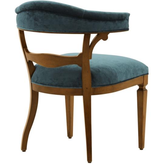 klasicky elegantny dreveny stolicka elegantna caluneny nabytok hneda luxusna vila pohodlne archaicka restauracia obyvacka nabytkarstvo calunicke nabytok bukove drevo klasicista.jpg
